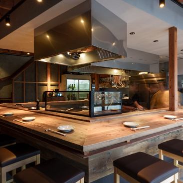 1階ではカウンター越しの調理風景をご覧いただけます◎