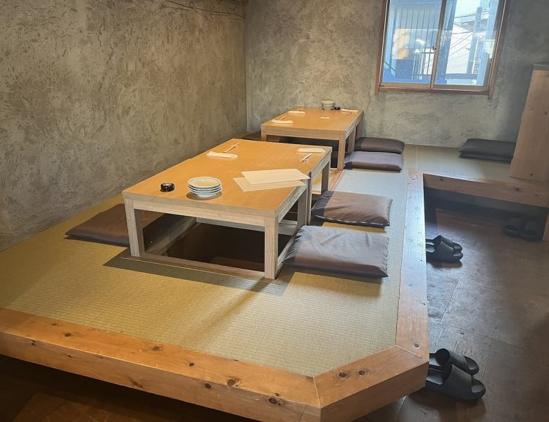 上品な雰囲気の店内では、1階でカウンター越しに料理の様子をご覧いただけます。さらに、2階にはゆったりとしたテーブル席や座敷があり、様々なシーンに対応できる快適な空間を提供しています。お気軽にお立ち寄りください。