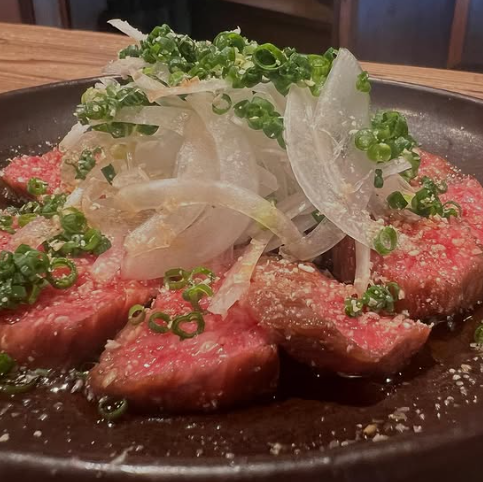 アラカルト料理は充実しており、定番のものから幅広く取り揃えた60種類ほどのドリンクメニューも♪