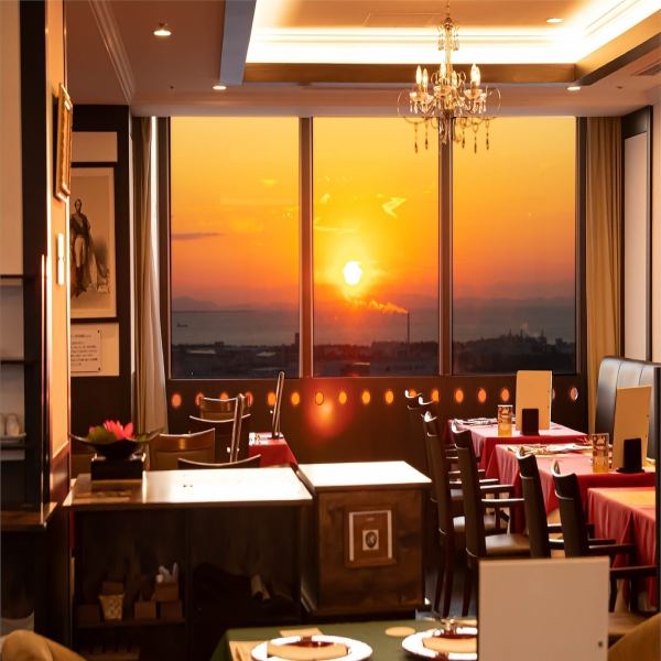【眺望绝景】从19楼的大窗户可以一边用餐一边欣赏大阪湾的壮丽景色。这家餐厅非常适合约会和纪念日。请一定来。