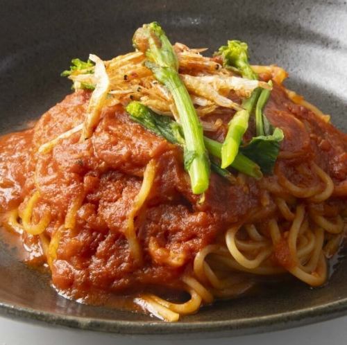 벚꽃 새우와 유채 꽃 토마토 파스타