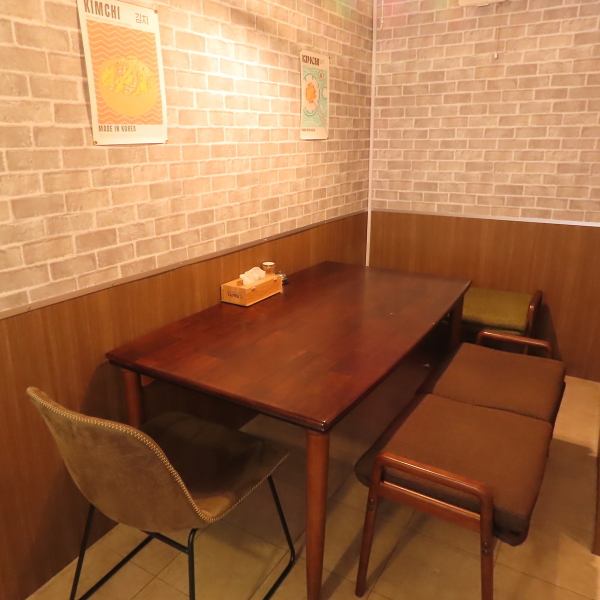 デートや女子会、ご家族でも楽しめるテーブル席は、ご友人同士の飲みや会社の同僚とのお食事に最適です。お仕事帰りに、お気軽にお立ち寄りください。美野島で韓国料理をお探しなら是非当店へ！
