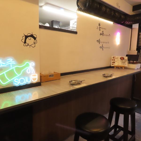 少人数でのご利用にもおすすめ！カウンター席は、お一人様でもお気軽にご来店いただけます♪