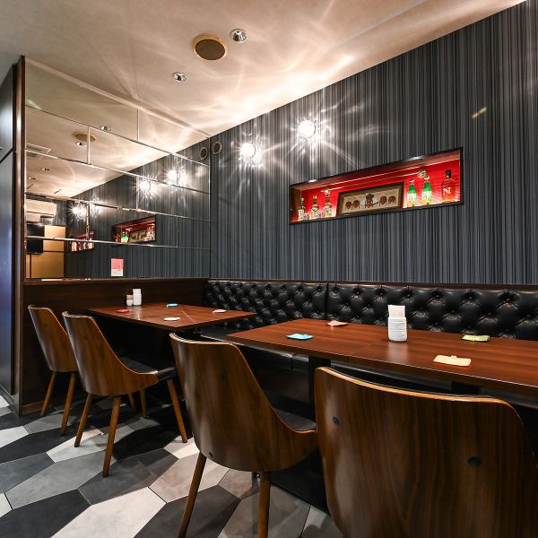 【ゆったりと食事ができるお席はグループ利用にオススメ★】 4名掛けテーブル席を3卓ご用意！ゆとりのある快適な席で、連結することで大人数のご利用も◎テーブルからお客様の好きな曲をリクエスト可能なので店内の雰囲気もさらに盛り上がります♪