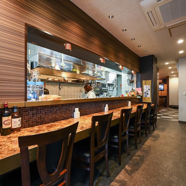 【お一人様から大歓迎★イベント終わりに気軽にお立ち寄りください】 カウンター席は、お一人様～少人数でのお食事も気軽にお楽しみいただけます。イベント帰りのお食事や試合観戦後の1杯など、サクッと飲食したい時は当店をご利用ください◎