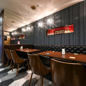 【テーブル席　4名様掛け×3卓】 ゆったり使えるテーブル席です。卓を連結させて、団体様も柔軟にご案内できます！