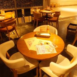 2～3名様。女子会や仲間同士のシーンに♪円卓で顔を合わせながら会話もはずみます！