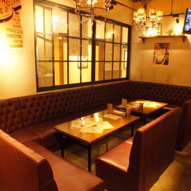 15名様前後までお座りいただけるソファー席もご用意しております★ご宴会や大切な方とのお祝いの利用に最適◎おしゃれで落ち着きのある店内でごゆっくりとお楽しみください♪落ち着いた雰囲気どの年代の方にも居心地が良いと大好評です！