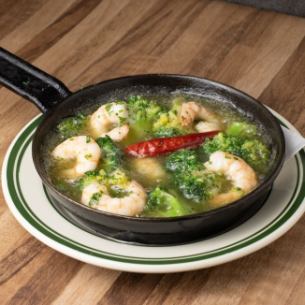 Shrimp and broccoli ajillo