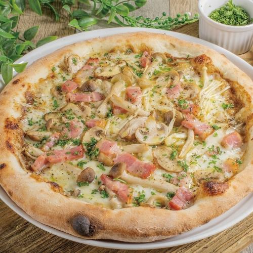 たっぷりきのことベーコンのポルチーニクリームピッツァ