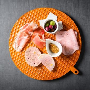 [120 minutes all-you-can-drink included] Choice of main + charcuterie platter, 6 dishes total, 6,000 yen