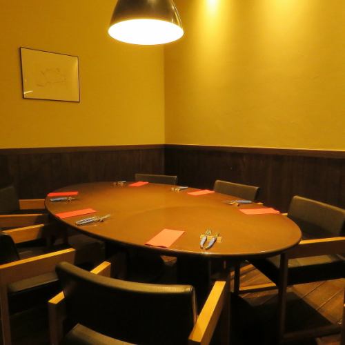 This is a completely private room that can accommodate 3 to 6 people.Please contact us by phone in advance.