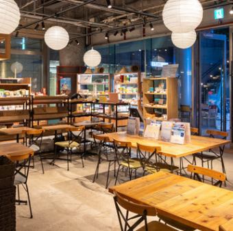 広々としたテーブル席は全39席ございます。6人掛けや1人掛けなど多様な席をご用意しており、様々なシーンに合わせてご利用いただけます。そのうち16席は半個室としてもご利用いただけるため、周りを気にせずお食事を楽しみたい方にもおすすめです。