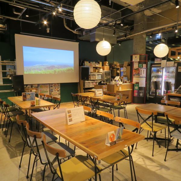 当店にはプロジェクターとマイクを完備しており、懇親会や歓送迎会に最適な環境を提供しています。立食形式の場合、最大で40人まで収容可能なので、大人数での集まりにも対応できます。楽しいひとときを過ごしながら、プレゼンテーションやスピーチなども行えるため、特別な催しを盛り上げることができます。