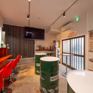 一部立ち飲みスペースもあり、新しい出会いを楽しむのにぴったりの場所です。柔らかくジューシーな焼き鳥を味わいながら、友人、お客様と楽しい会話を弾ませることができます。さらに、テレビでのスポーツ鑑賞も楽しめるため、盛り上がること間違いなし!美味しい料理と共に、特別なひとときをぜひ当店でお過ごしください。