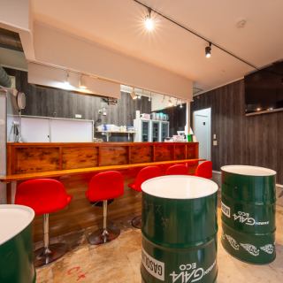 新しい出会いを楽しむのに最適なスペースです。シェフとの会話を楽しみながら、新鮮な食材を使用した美味しい料理を味わえます。お一人様大歓迎で、リラックスした雰囲気の中で特別な時間をお過ごしいただけます。シェフのこだわりやおすすめを聞きながら、お食事を楽しむことで、心温まるひとときをぜひ体験してください!