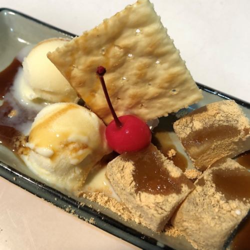 Vanilla ice cream and Kinako mochi with black honey