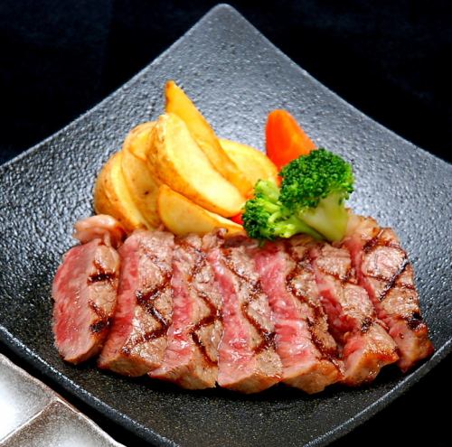 [Domestic beef steak lunch] Reward yourself for your hard work with this lunch: 150g loin or 100g filet. *The photo shows loin.