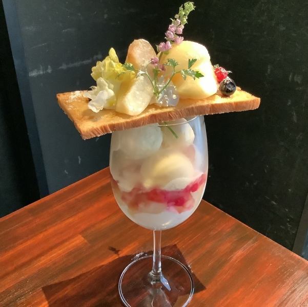 リニューアルした桃まるごとパフェがスタートしました！フレッシュフルーツを使用したフルーツパフェやチョコレートパフェは通年◎春～初夏はマンゴー、夏は桃、秋～冬にはシャインマスカットやモンブラン、というように、季節のフルーツをどーんと豪快に使用したパフェがカフェタイムの人気メニューです。