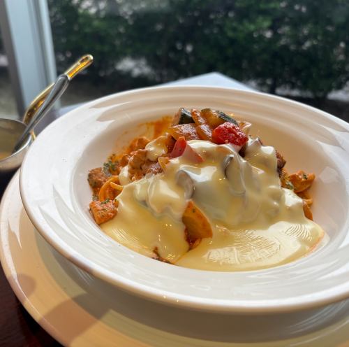 とろーりチーズと夏野菜のトマトクリームパスタ