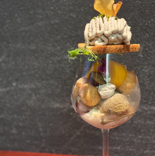 리뉴얼 한 마론 파르페가 스타트했습니다!프레쉬 과일을 사용한 과일 파르페나 초콜릿 파르페는 통년◎봄~초여름은 망고, 여름은 복숭아, 가을~겨울에는 샤인 무스카트나 몽블랑, 라고 하는, 계절의 과일을 점점 호쾌하게 사용한 파르페가 카페 타임의 인기 메뉴입니다.