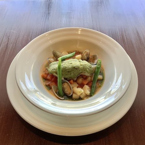 バジル香るクルートをまとった白身魚のオーブン焼き