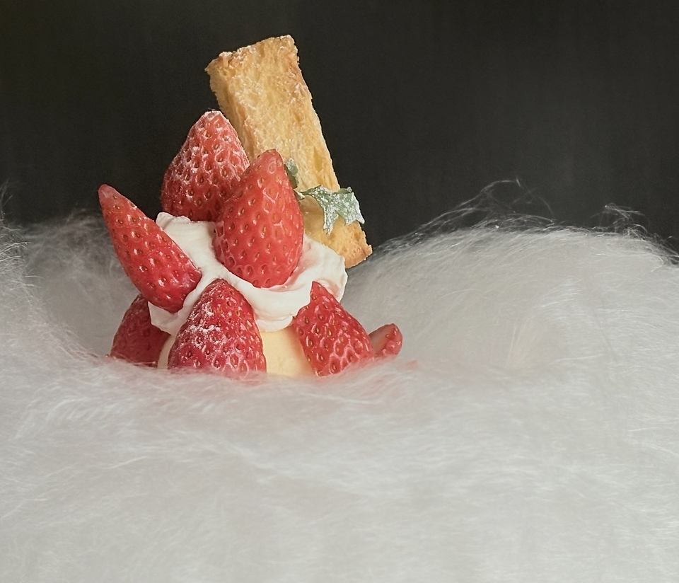 雲に浮かぶまるっといちごパフェ!