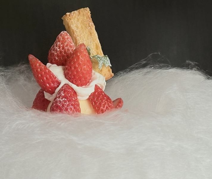 昨年好評頂きました雲に浮かぶまるっといちごパフェがスタートしました!フレッシュフルーツを使用したフルーツパフェやチョコレートパフェは通年◎春~初夏はマンゴー、夏は桃、秋~冬にはシャインマスカットやモンブラン、というように、季節のフルーツをどーんと豪快に使用したパフェがカフェタイムの人気メニューです。