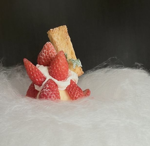 雲に浮かぶまるっといちごパフェ