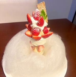 雲に浮かぶまるっとイチゴぱふぇ