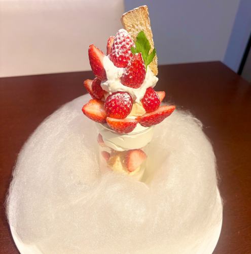 雲に浮かぶまるっとイチゴぱふぇ