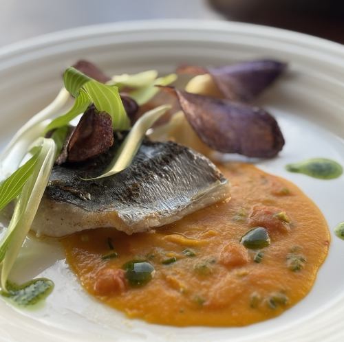 サワラのグリル　野菜のピューレソース