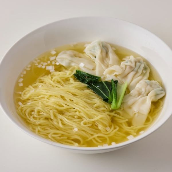 店内は、中国の裏路地にあるような、気軽にちょっとした食事を楽しむ店をイメージしています。 こじんまりとしたカジュアルな雰囲気で、肩肘張らずリラックスしてお過ごしいただけます。壁が白く明るいため、清潔感があり、女性の方やお一人様でも入りやすい空間です。本格的な中華料理をわいわいと楽しんでいただけます。