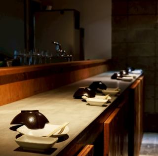落ち着きのあるカウンター席で一杯