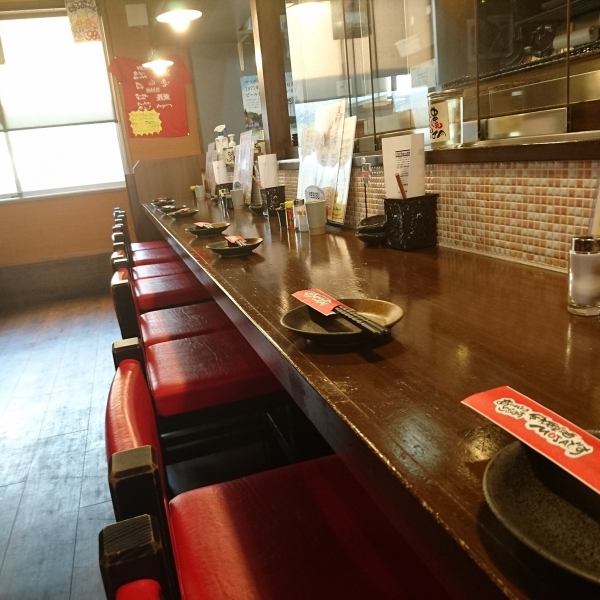 【スタッフの元気とお客様の笑顔が溢れるお店】MOJAスタッフの掛け声「美味しくどうぞ～！」を合図に今夜も乾杯っ♪テーブル席も解放感がある綺麗な座席。ワイワイ楽しくお食事下さい♪単品飲み放題も大人気♪単品料金は2178円/90分・1760円/120分で生ビール(一番搾り)付