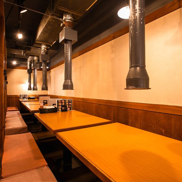 木のぬくもりを感じる店内は、様々な人数に対応できるテーブル席、8名様まで座れる掘りごたつの半個室、カウンター席をそれぞれご用意しております！広めのお席でお仕事帰りの一杯、ご家族やご友人とご一緒に、歓送迎会等のご宴会など、幅広いシーンでご利用いただけます◎