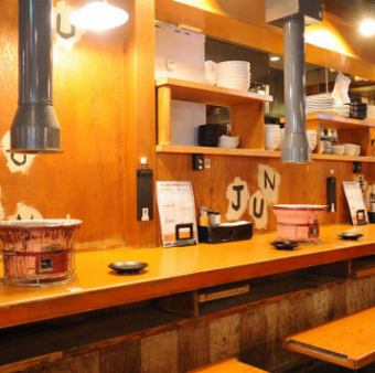 店内也设有吧台座位，所以一个人用餐也无妨♪ 轻松随意的氛围非常适合约会◎ 可以一边享用美味佳肴，一边度过特别的时光☆ 请务必在吧台座位度过愉快的时光！我们期待您的光临！