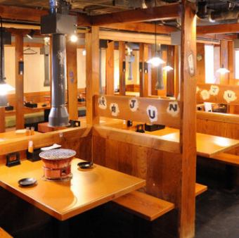 我们可以容纳 50 至 70 人的私人聚会，或 12 至 30 人的半私人聚会。本店可举办与朋友、同事、家人的欢乐聚会、欢迎会、欢送会等各种场合。欢迎来到我们宽敞而舒适的餐厅，度过特别的活动和宝贵的时光。