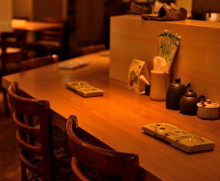 カウンター席から広がる温かな木のぬくもりと落ち着いたな照明。カウンター席からは職人の技が織りなす光景を間近でお楽しみいただけます。真心込めて揚げる串揚げは、見た目にも美しく、食欲をそそる香りをご堪能いただけます。心温まる料理と、落ち着いた雰囲気の中でゆったりとした時間をお過ごしください。