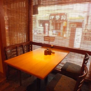 4名様テーブルのほかにも2名様席もございます。ぜひ会社帰りなどにお立ち寄りください。