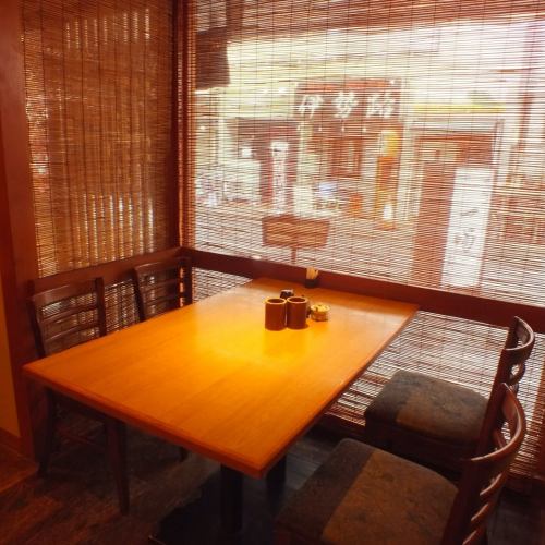 4名様テーブルのほかにも2名様席もございます。ぜひ会社帰りなどにお立ち寄りください。