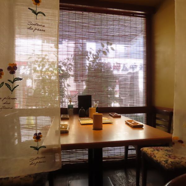 木のぬくもりが落ち着く店内。広々とした木目調のテーブルは、ゆったりとした空間◎木のぬくもりが感じられる店内は、居心地の良い空間。デートやご接待などにも最適です◎亀戸駅から徒歩1分の駅近でアクセス抜群です。お仕事帰りやお買い物帰りのお食事、ご家族でのお集まりにもご利用しやすいお店です。
