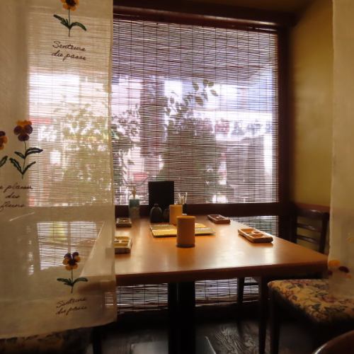 <p>木のぬくもりが落ち着く店内。広々とした木目調のテーブルは、ゆったりとした空間◎木のぬくもりが感じられる店内は、居心地の良い空間。デートやご接待などにも最適です◎亀戸駅から徒歩1分の駅近でアクセス抜群です。お仕事帰りやお買い物帰りのお食事、ご家族でのお集まりにもご利用しやすいお店です。</p>