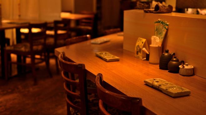 落着いた店内は隠れ家のよう。カウンターはデートにおすすめ