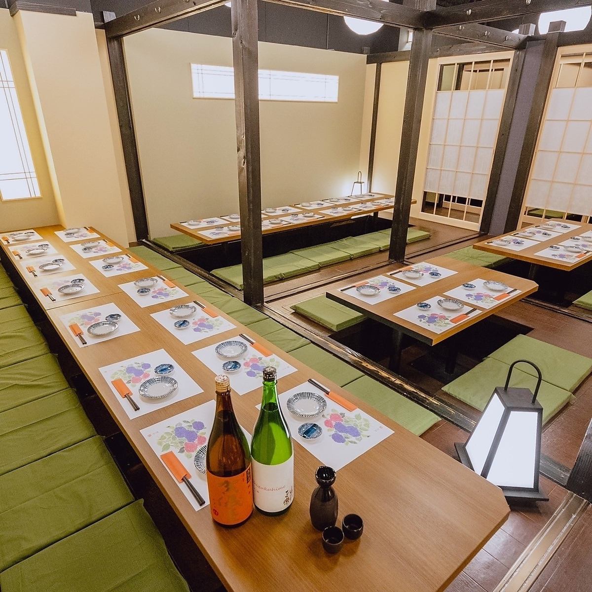 足を伸ばしながらくつろげる掘りごたつ個室をご用意。