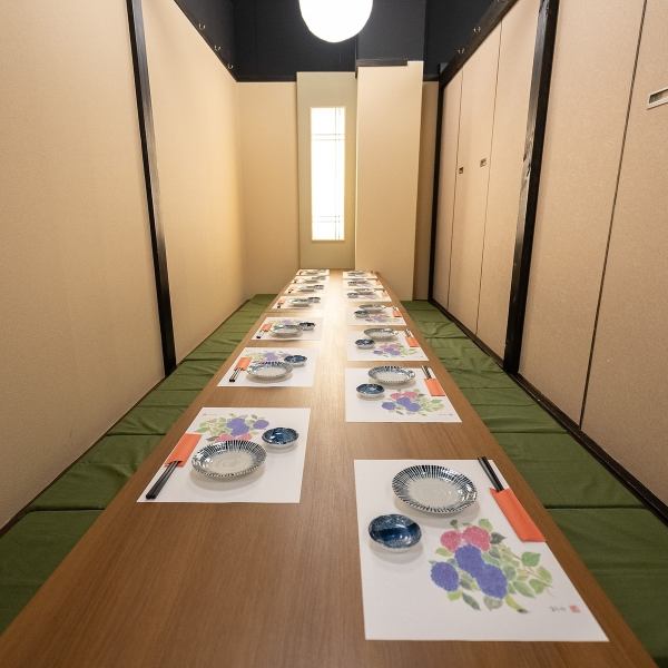 2~6名様の少人数様専用の掘りごたつ扉付き完全個室、7名様~40名様までの大人数様専用の掘りごたつ扉付き完全個室など様々なタイプの個室をご用意しております。最大着席人数80名様まで可能なことも街中で探す幹事様にとって重宝出来る居酒屋となっておりますのでぜひご予約・ご連絡お待ちしております。