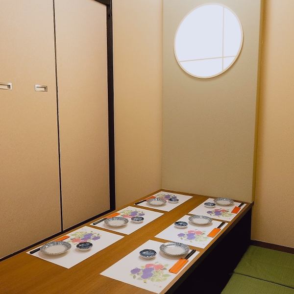 和を基調としたお席は掘りごたつタイプの全席完全個室なので、プライバシーを大切にした空間で他のお客様を気にすることなく、心ゆくまでお楽しみいただけます。店内は、和の美しさを感じさせる落ち着いた雰囲気となっており、訪れる皆様がゆったりとおくつろぎいただけるよう工夫されています。
