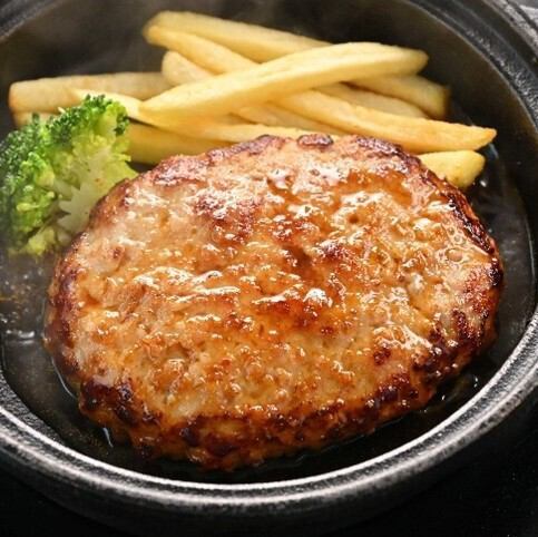 我们提供各种精心烹制的菜肴，包括汉堡包、炸鸡（zangi）和咖喱！