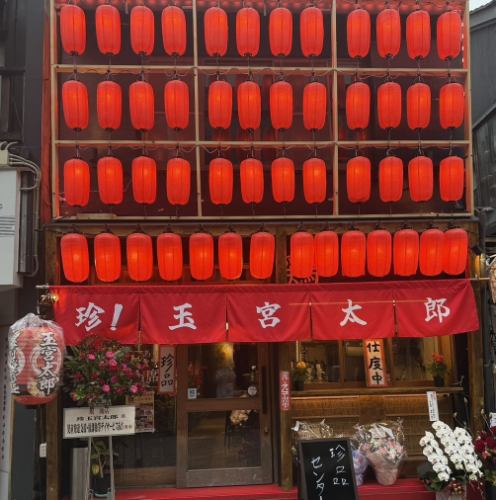 大量の赤ちょうちんが待ち構える店構え