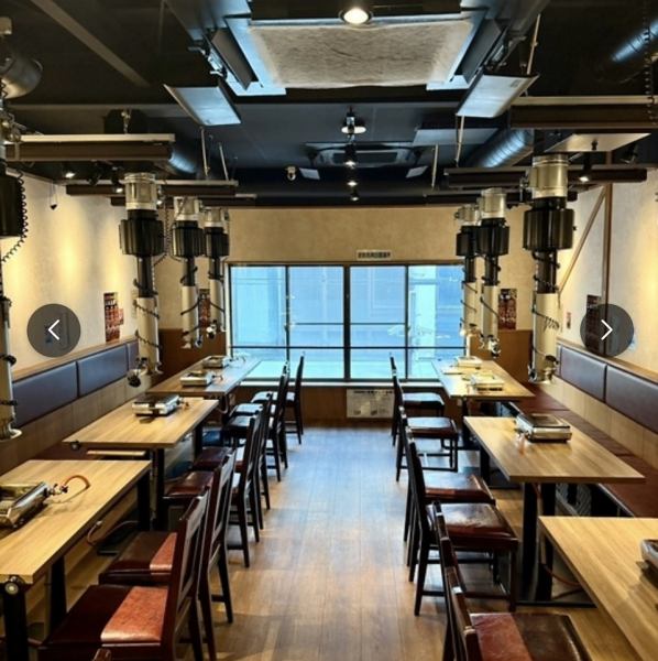 大人数の宴会には、広々としたテーブル席をご用意！移動しやすいレイアウトで、どの席からも料理に手が届く快適さを確保しています◎肩肘張らずに楽しめる雰囲気が特徴で、宴会の会話も弾む空間づくりを重視しています♪お店の気配りが行き届く設計なので、安心して盛り上がれます☆